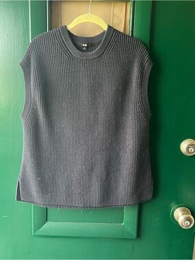 Uniqlo Dark Gray Ribbed Crewneck Sweater